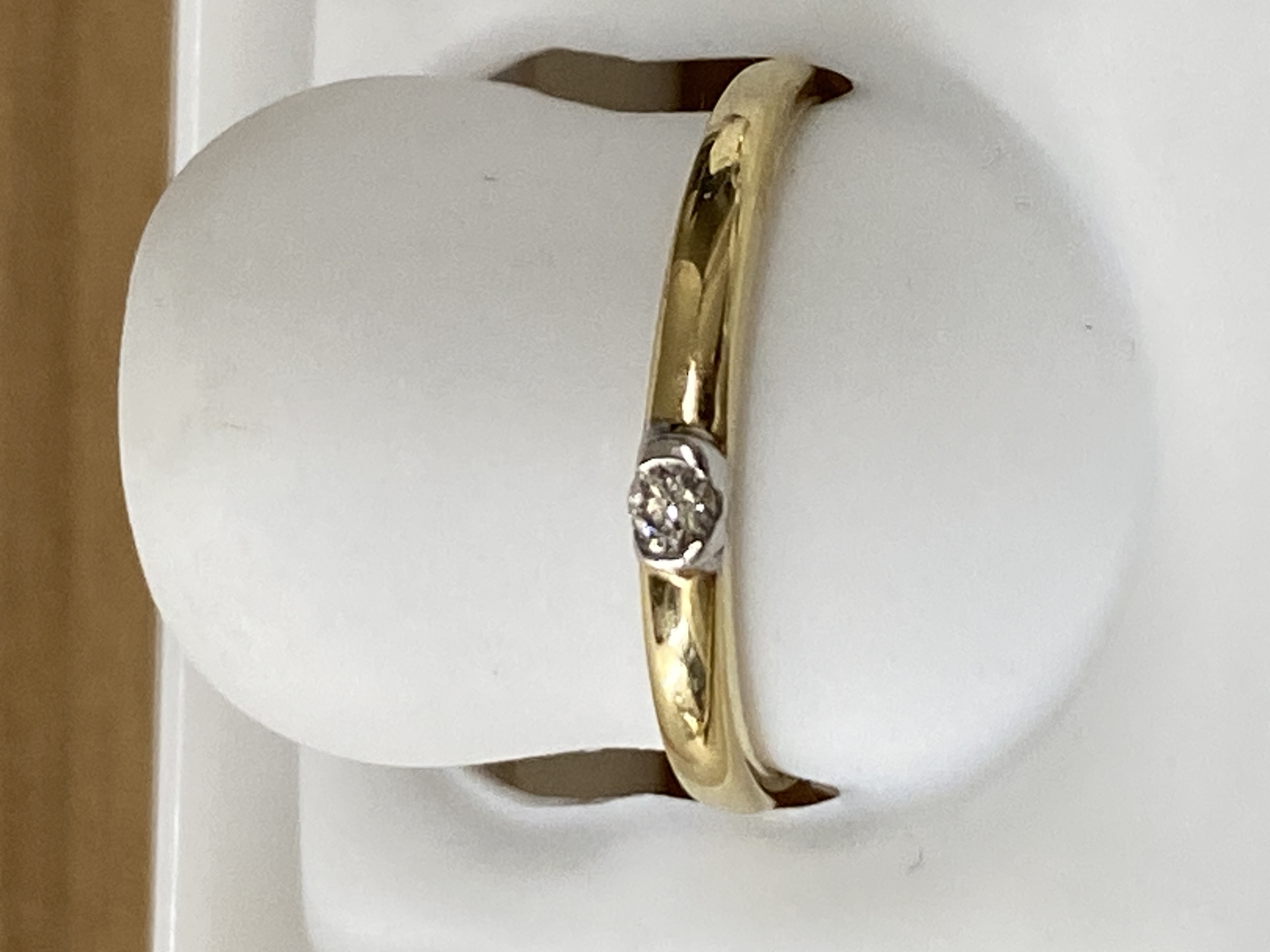 Anillo de oro 14K, 2 oros, talla 7, solitario, brillante, 0.04, j (casi incoloro), vvs2 (very very slightly included), 1.71 gr, con diamante.