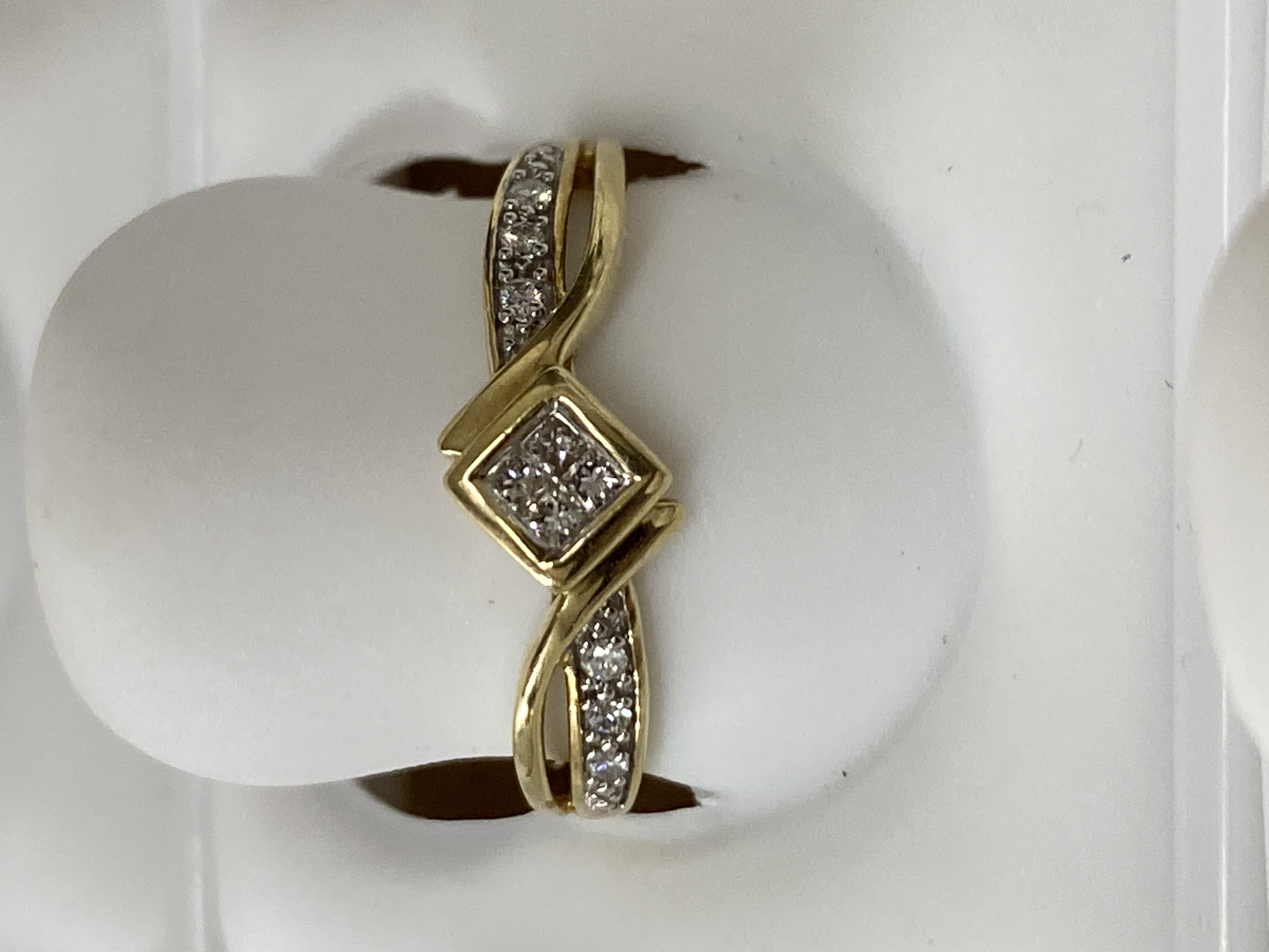 Anillo de oro 14K, dorado, talla 6.5, solitario, princesa, 0.12, g (casi incoloro), i2 (included), 1.70 gr, con diamante.