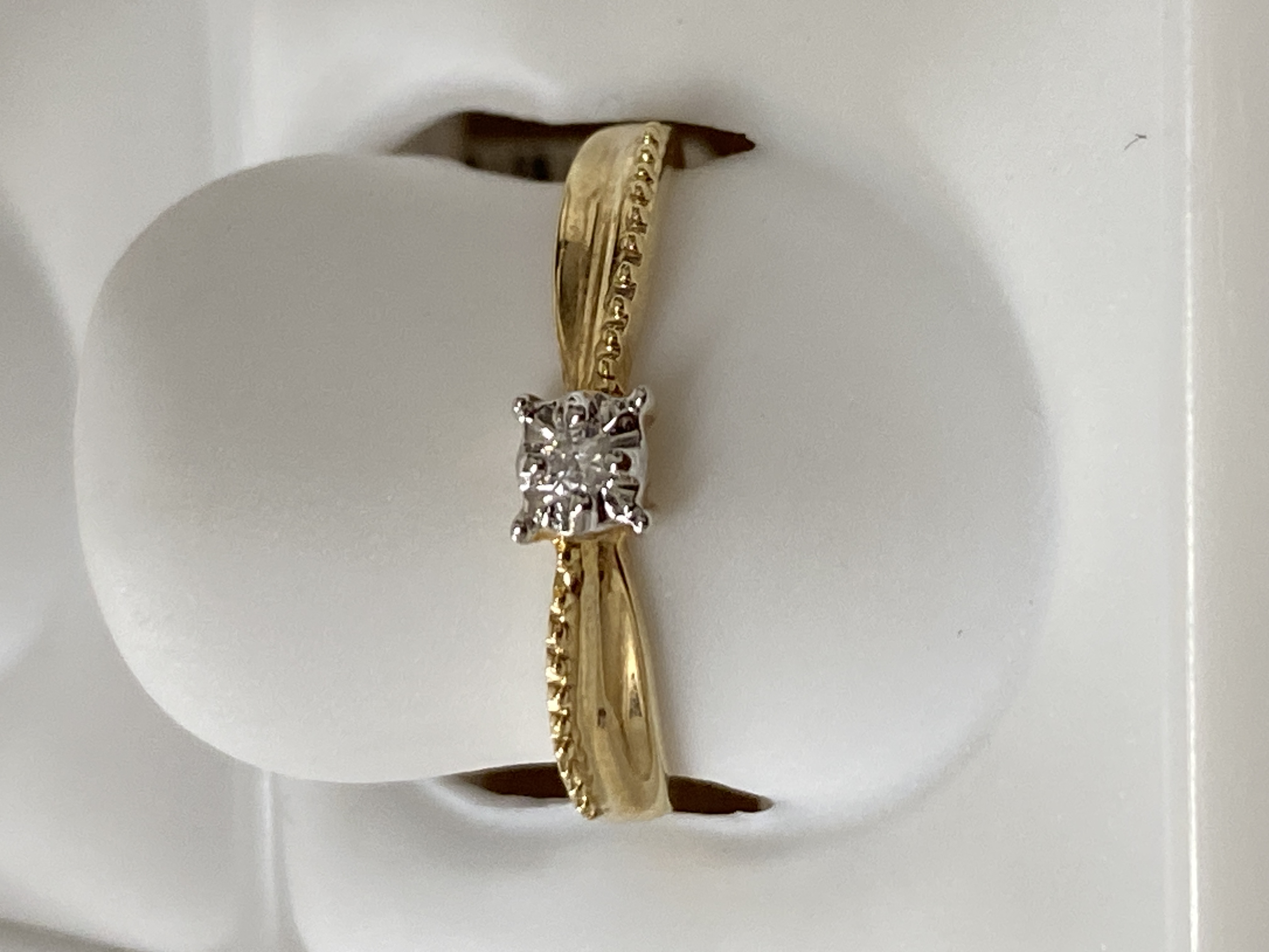 Anillo de oro 14K, dorado, talla 6.5, solitario, brillante, 0.03, g (casi incoloro), i2 (included), 1.64 gr, con diamante.