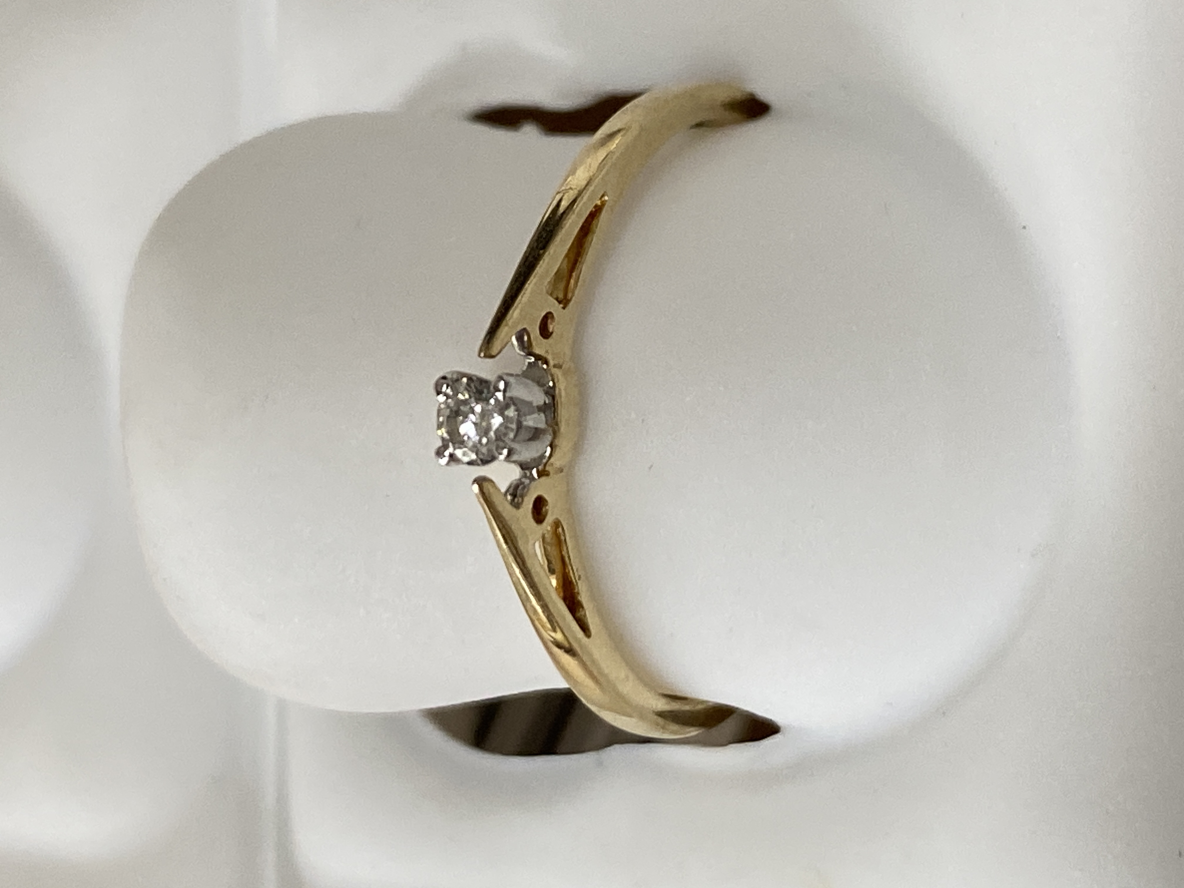 Anillo de oro 14K, dorado, talla 6.5, solitario, brillante, 0.05, h (casi incoloro), i3 (included), 1.15 gr, con diamante.