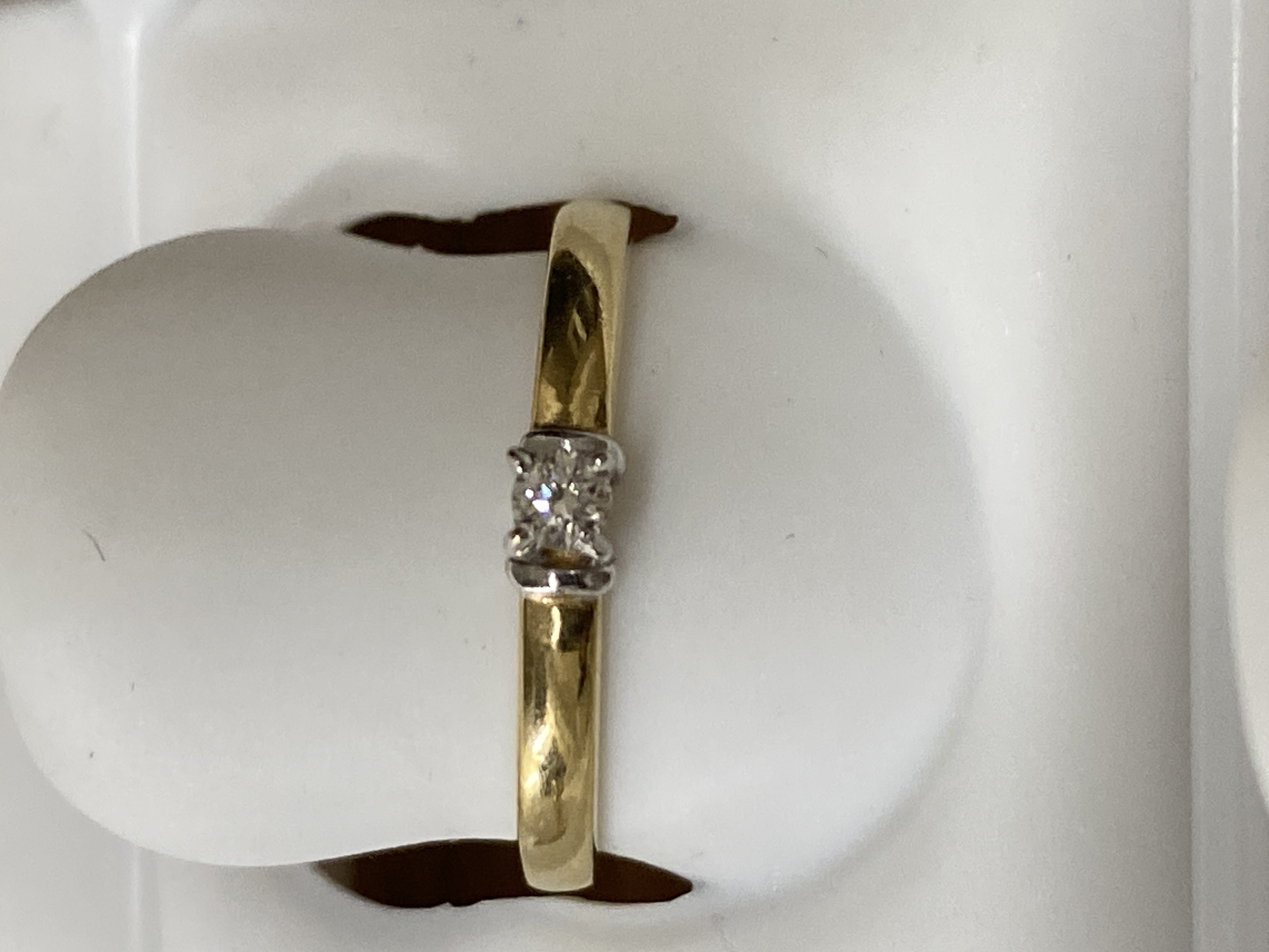 Anillo de oro 14K, 2 oros, talla 6.5, solitario, brillante, 0.07, j (casi incoloro), vvs2 (very very slightly included), 1.92 gr, con diamante.