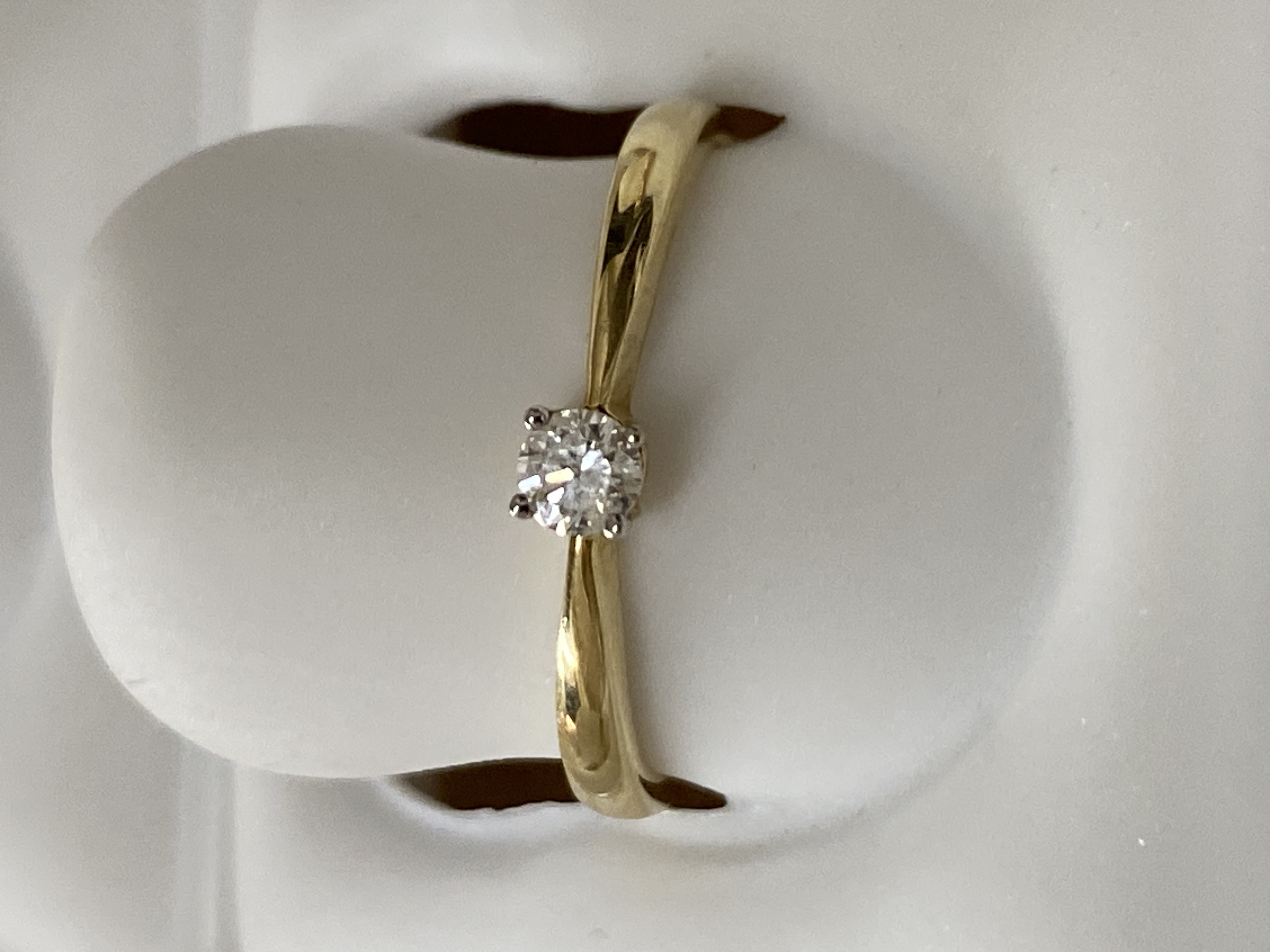 Anillo de oro 14K, 2 oros, talla 6.5, solitario, brillante, 0.10, g (casi incoloro), i2 (included), 1.32 gr, con diamante.