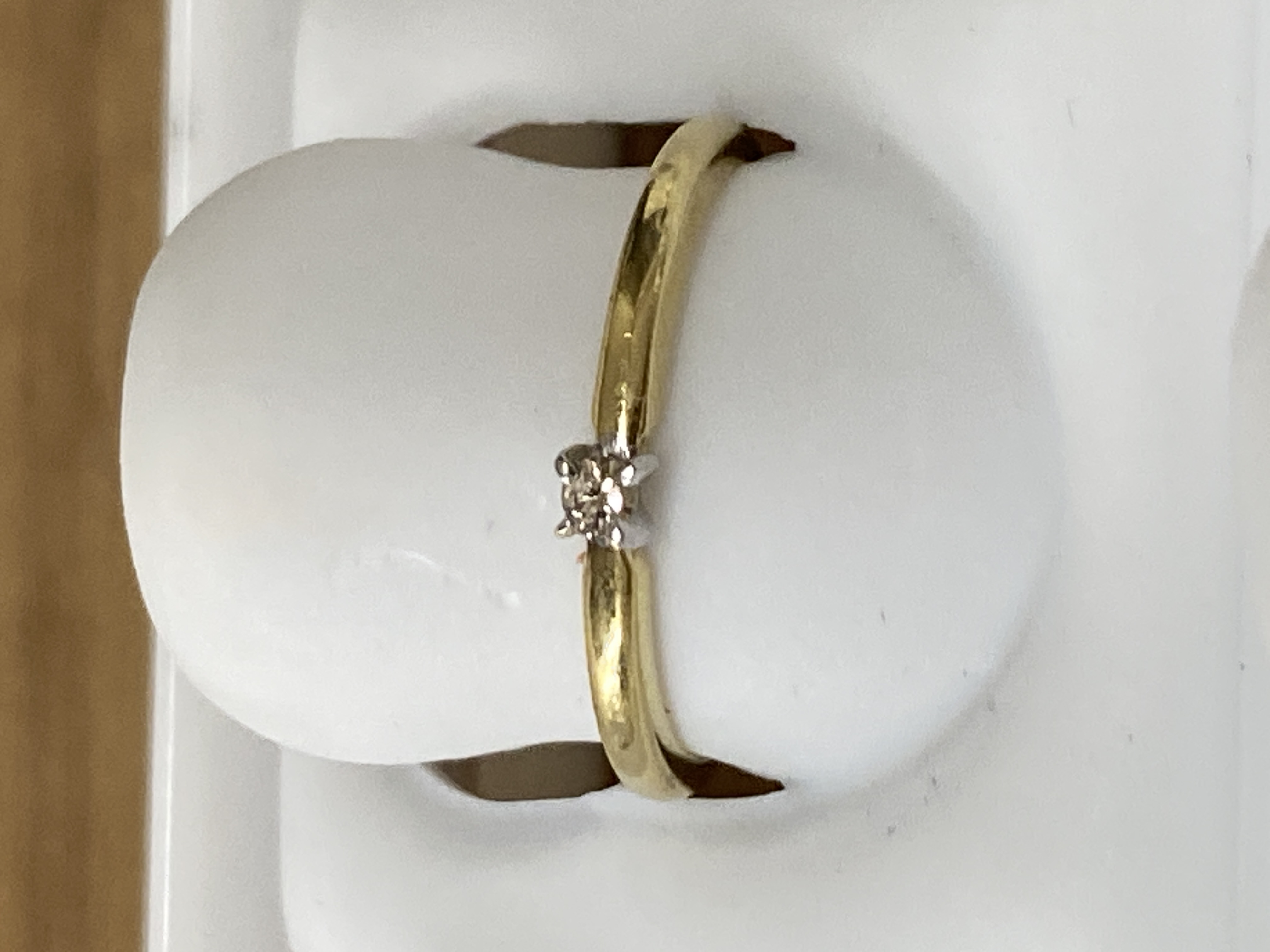 Anillo de oro 14K, 2 oros, talla 6.5, solitario, brillante, 0.04, j (casi incoloro), vvs2 (very very slightly included), 1.50 gr, con diamante.