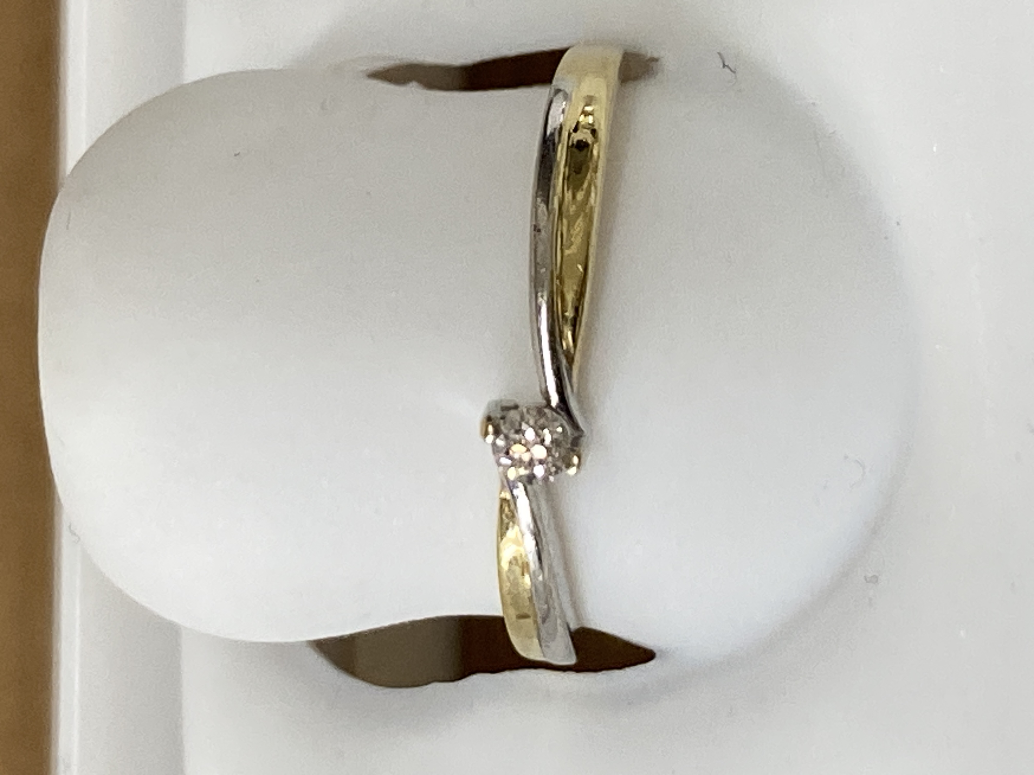 Anillo de oro 14K, 2 oros, talla 6.5, solitario, brillante, 0.05, j (casi incoloro), vvs2 (very very slightly included), 1.38 gr, con diamante.