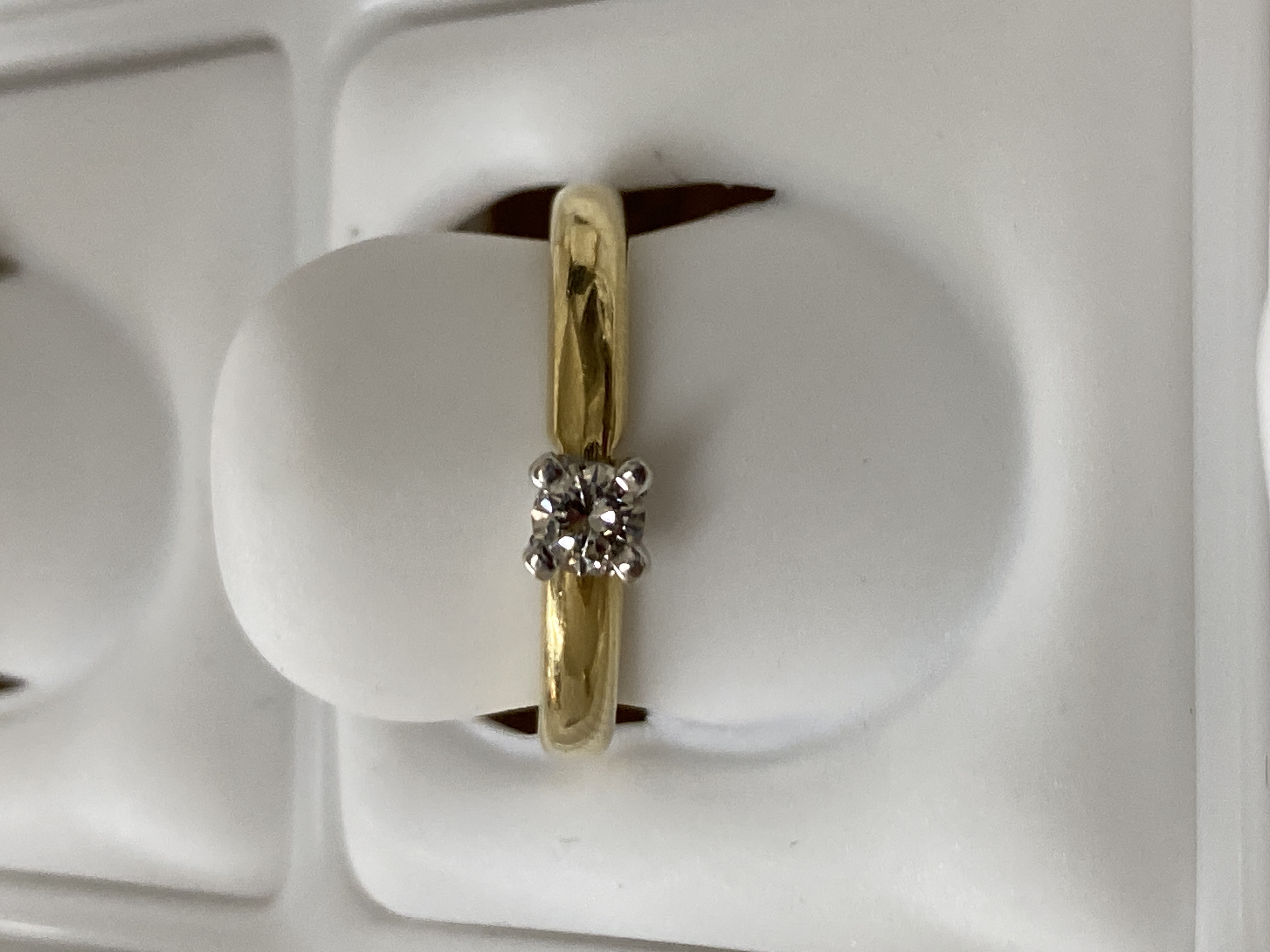 Anillo de oro 14K, 2 oros, talla 6, solitario, brillante, 0.17, j (casi incoloro), vvs2 (very very slightly included), 3.62 gr, con diamante.