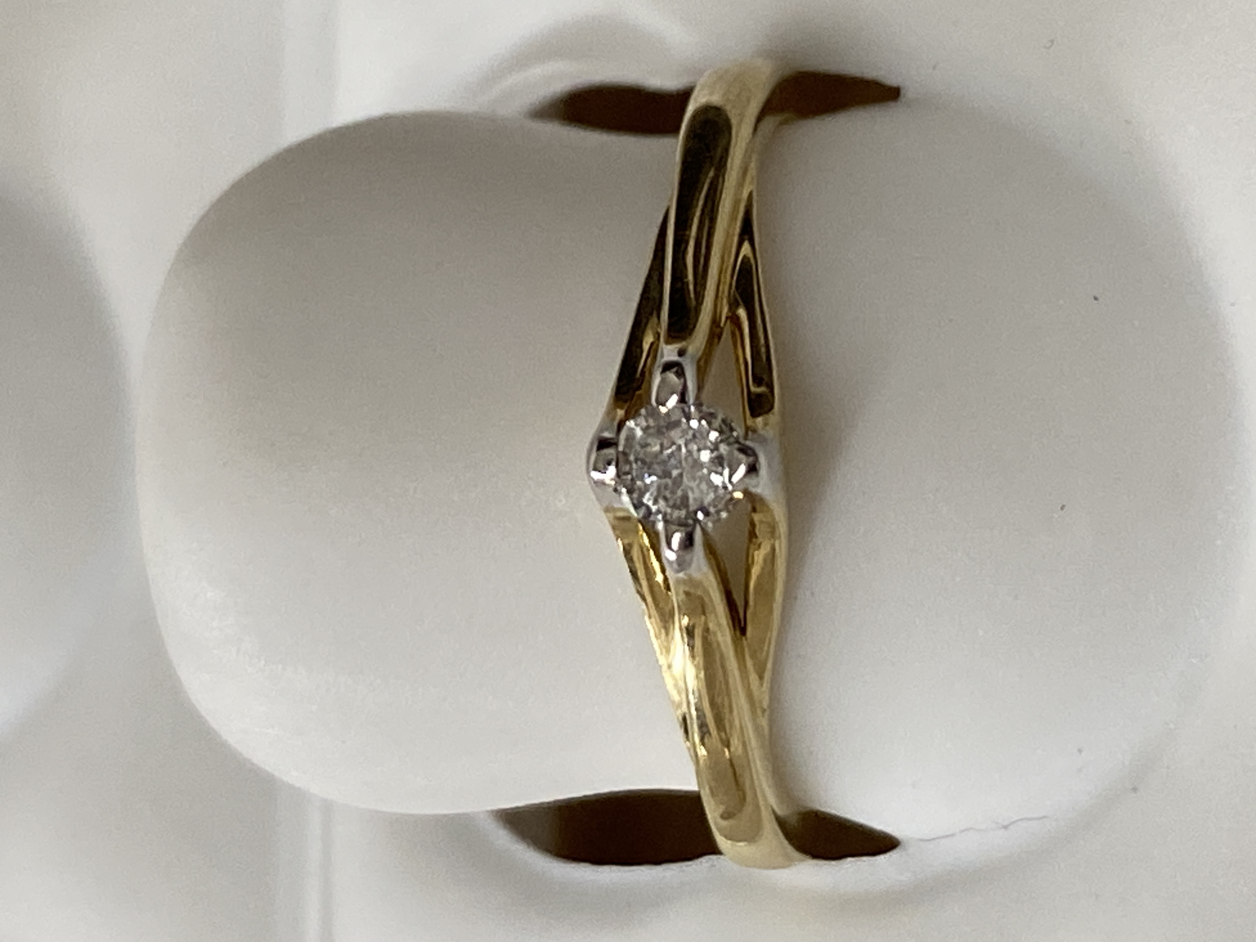 Anillo de oro 14K, 2 oros, talla 6.5, solitario, brillante, 0.10, g (casi incoloro), s2 (slightly included), 1.95 gr, con diamante.