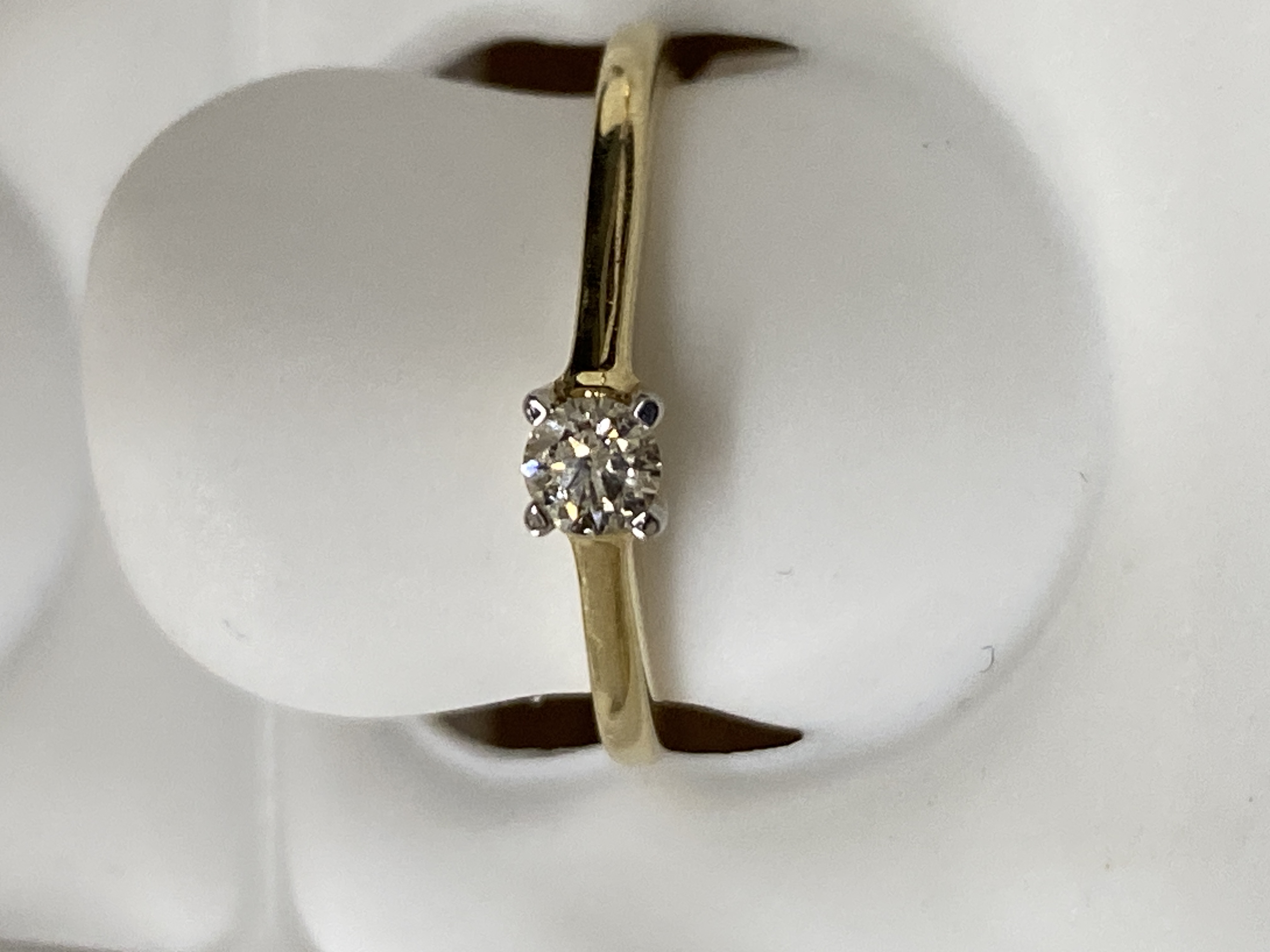 Anillo de oro 14K, dorado, talla 6.5, solitario, princesa, 0.15, j (casi incoloro), i2 (included), 2.30 gr, con diamante.
