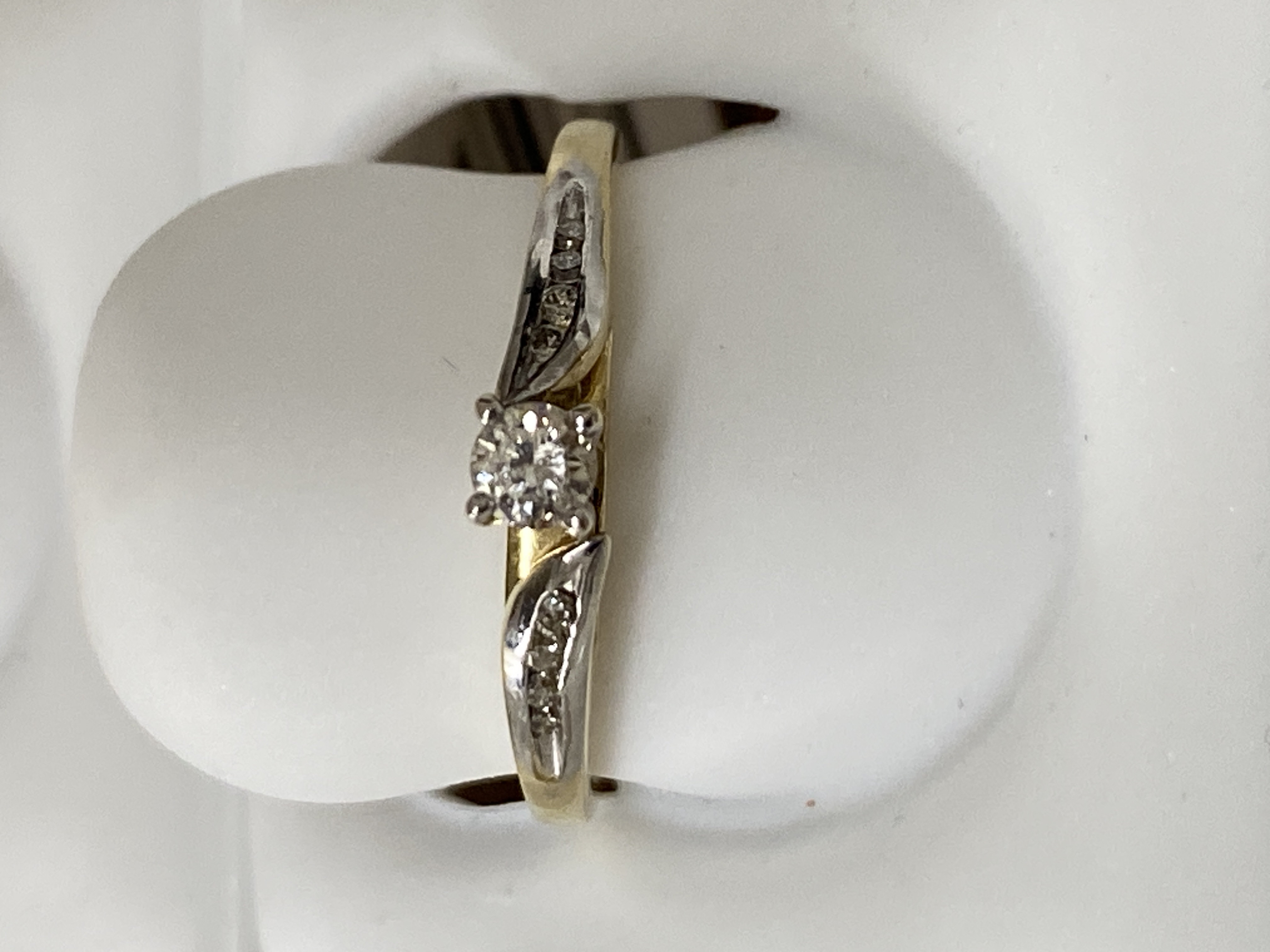 Anillo de oro 14K, 2 oros, talla 6.5, solitario, brillante, 0.20, j (casi incoloro), vvs2 (very very slightly included), 2.00 gr, con diamante, 0.12 L 0.8/8 Qts.