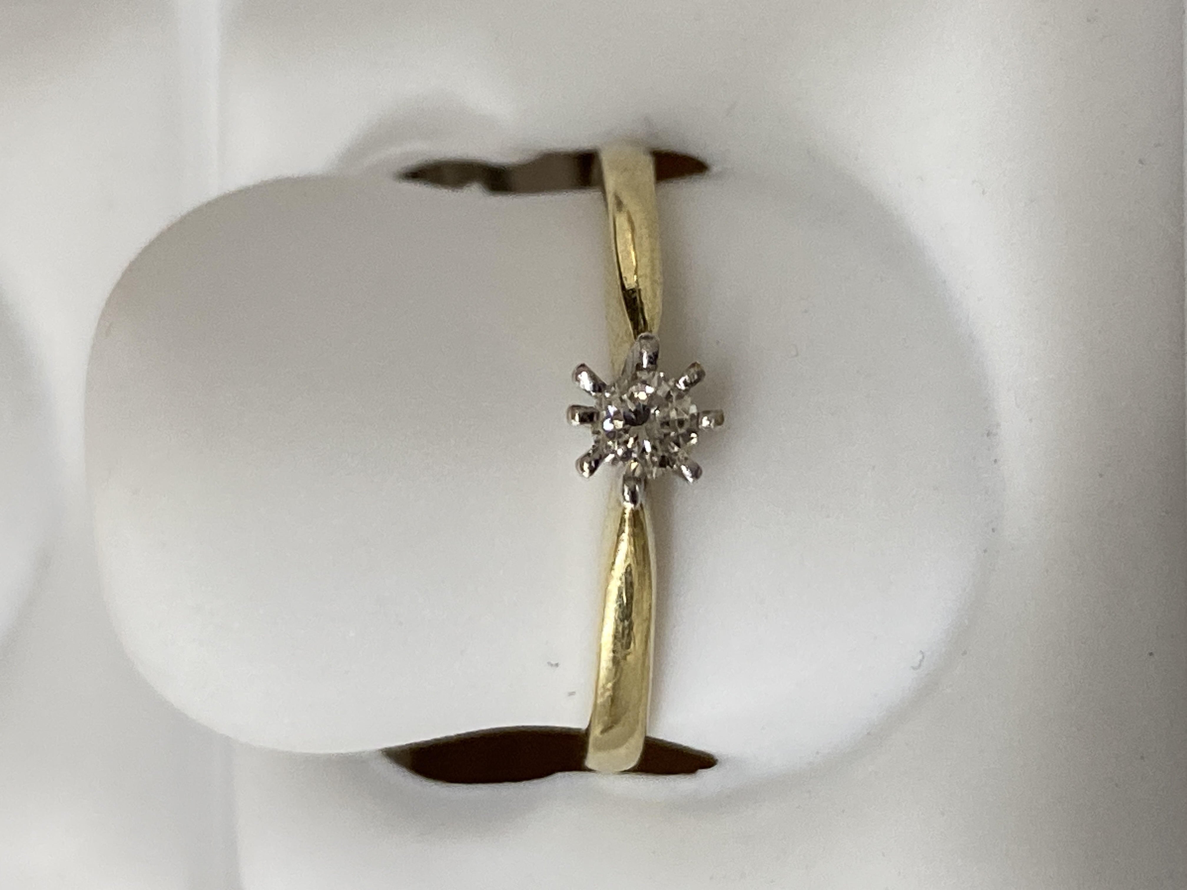Anillo de oro 14K, 2 oros, talla 6.5, solitario, brillante, 0.11, j (casi incoloro), vvs2 (very very slightly included), 1.80 gr, con diamante.