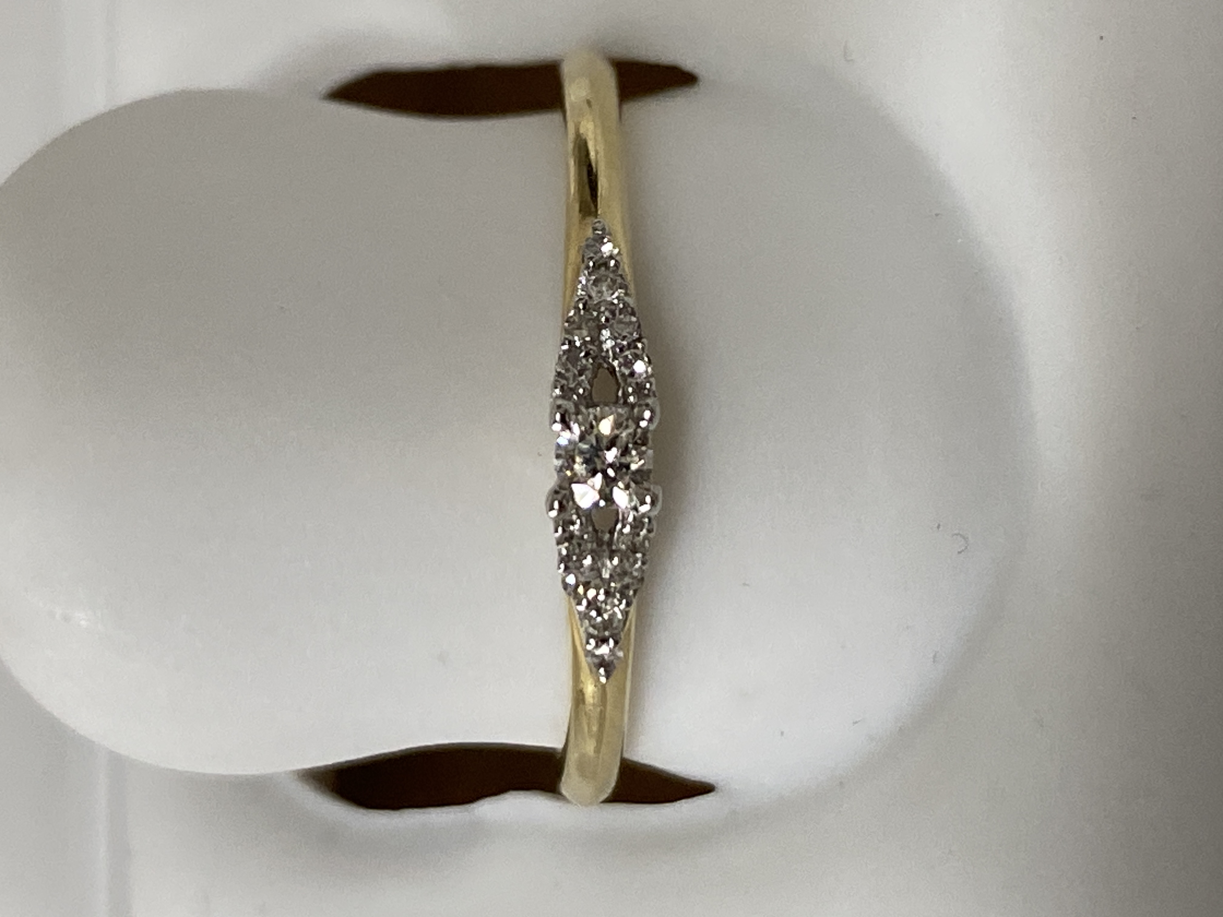 Anillo de oro 14K, 2 oros, talla 6.5, solitario, brillante, 0.10, j (casi incoloro), i2 (included), 1.60 gr, con diamante.
