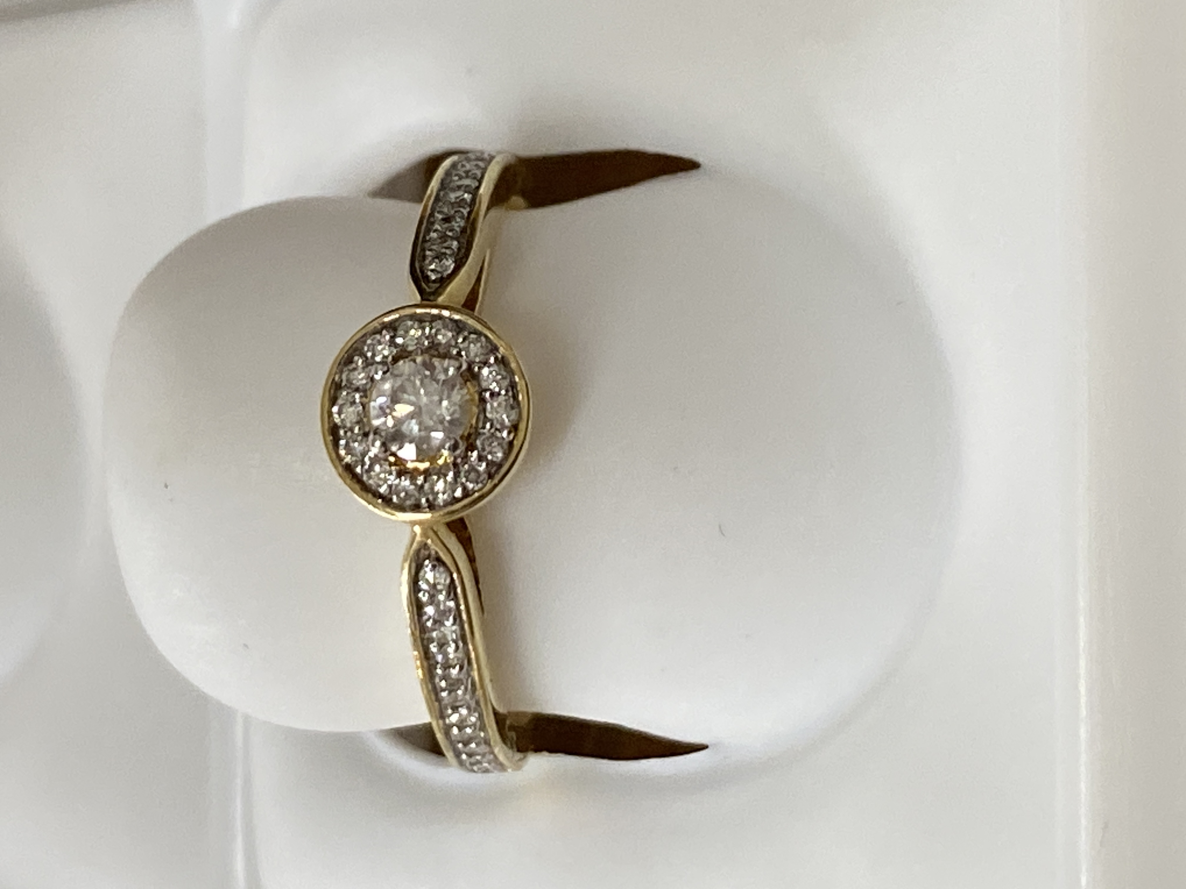 Anillo de oro 14K, dorado, talla 6.5, solitario, brillante, 0.25, g (casi incoloro), i2 (included), 1.84 gr, con diamante.