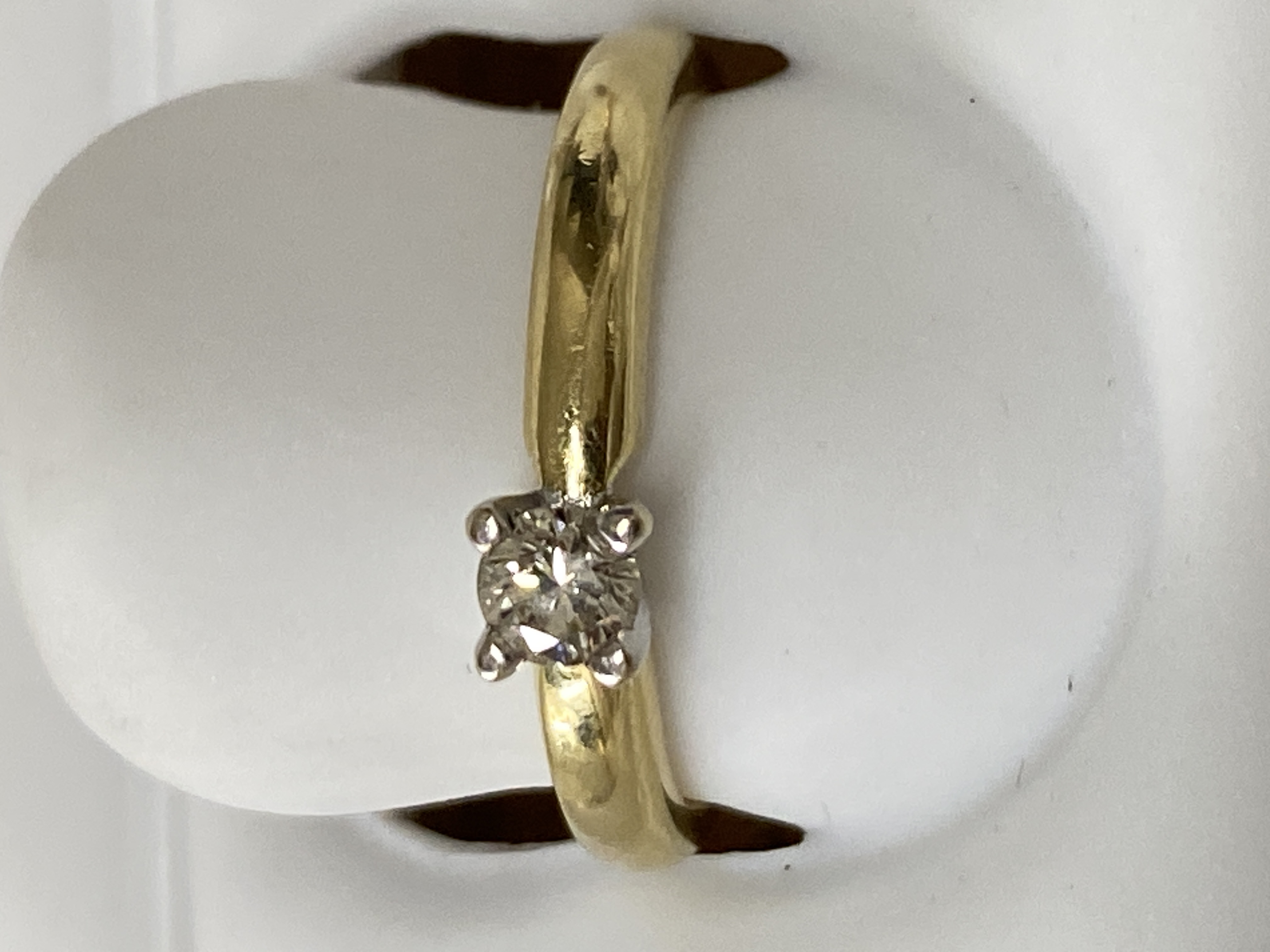 Anillo de oro 14K, 2 oros, talla 6.5, solitario, brillante, 0.20, j (casi incoloro), vvs2 (very very slightly included), 3.30 gr, con diamante.