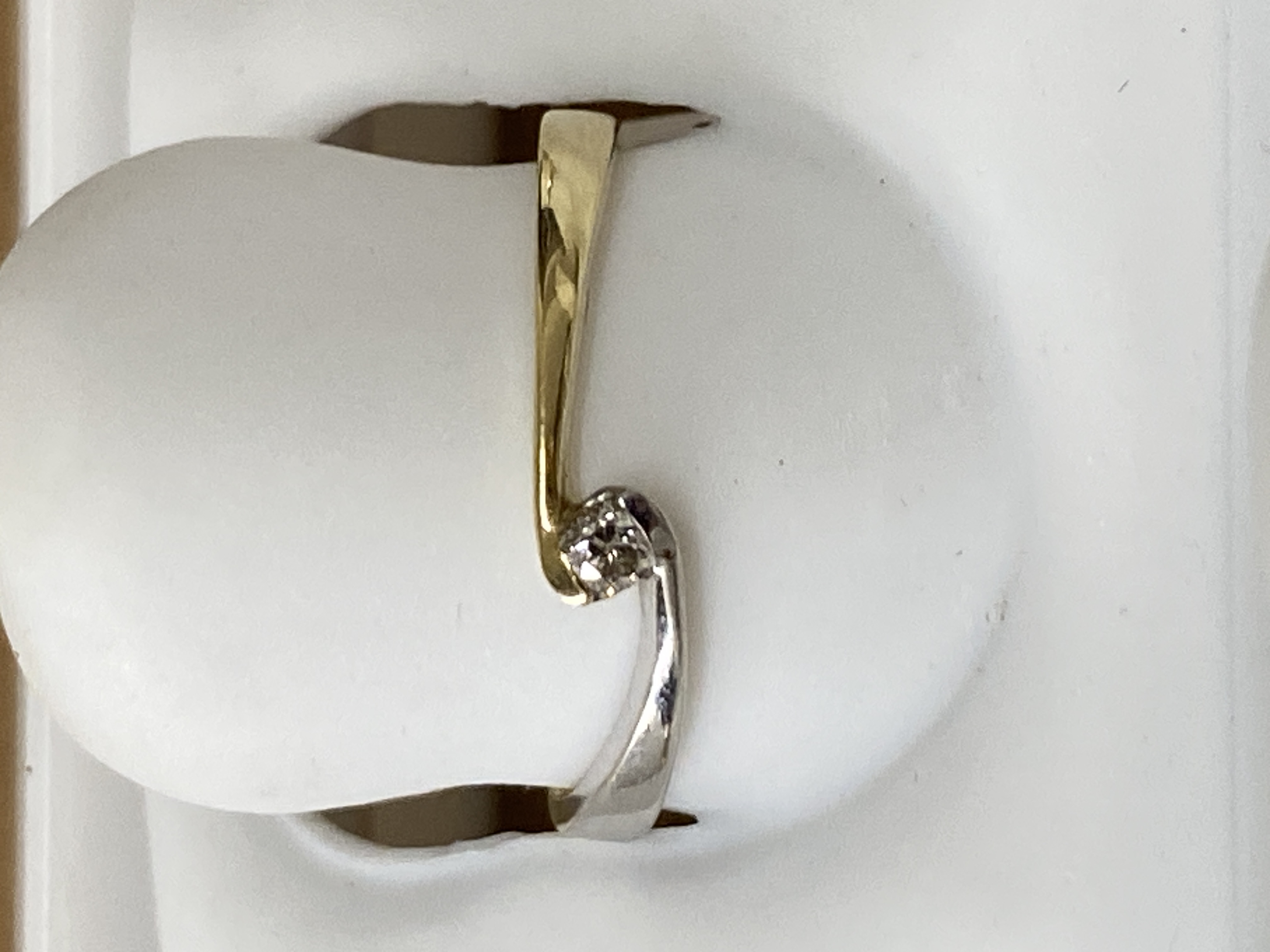 Anillo de oro 14K, 2 oros, talla 7, solitario, brillante, 0.05, j (casi incoloro), vvs2 (very very slightly included), 1.41 gr, con diamante.